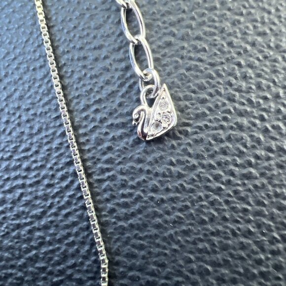 Swarovski new york apple Silver Tone necklace  15” necklace +3” More - Picture 4 of 9